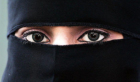 http://image2.examiner.com/images/blog/wysiwyg/image/niqab.jpg